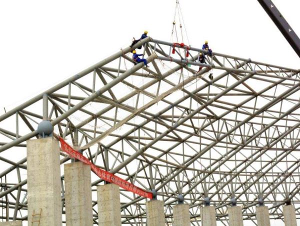 體育場(chǎng)鋼結(jié)構(gòu)罩棚封頂